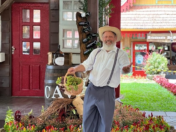 4ª Vindima em Gramado começa nesta sexta (14) com atrações culturais, vinícolas e experiências 1 Vindima em Gramado personagem Giuseppe 1 2 - Acontece Gramado