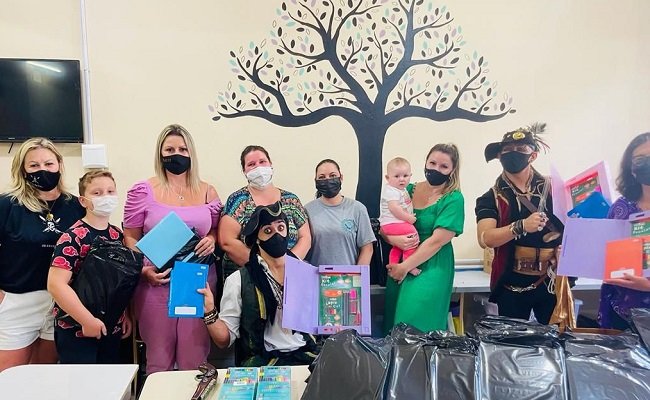 Ação do Grupo Cara de Mau, Scur e Gatzz entrega 500 kits de material escolar 1 acao - Acontece Gramado