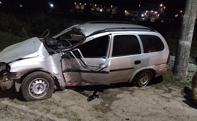 Mulher fica presa às ferragens em acidente na Avenida das Hortênsias 1 acidente 3 - Acontece Gramado