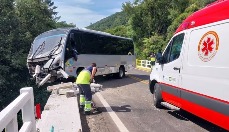 Ônibus com turistas, que saiu de Gramado para Bento, colide em ponte 1 acidente bento - Acontece Gramado