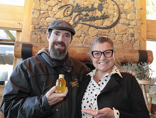 Olivas de Gramado cria azeite inédito com PANC para o Festival de Cultura e Gastronomia 1 azeitologo e socio proprietario do Olivas de Gramado Andre Bertolucci e Paula Kohl executiva do evento - Acontece Gramado