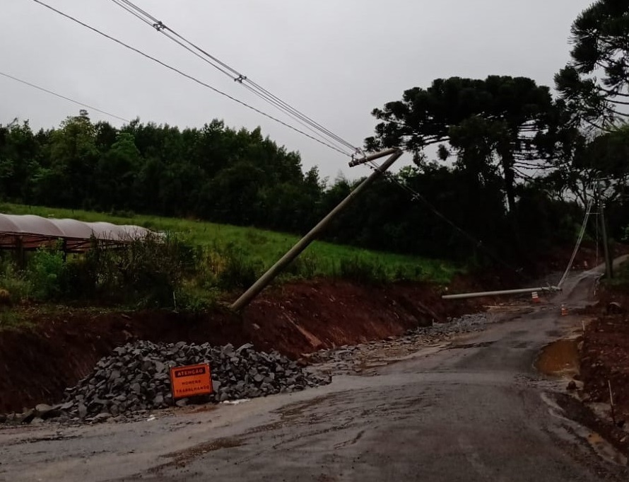 Gramado tem bloqueios no trânsito devido ao grande volume de chuvas 1 bloqueios gramado - Acontece Gramado