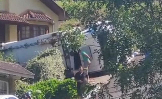 Caminhão tomba em Gramado deixando gari e motorista feridos 1 caminhao - Acontece Gramado