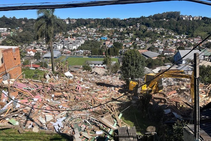 Casas condenadas nas chuvas de maio começam a ser demolidas em Gramado 1 casas - Acontece Gramado