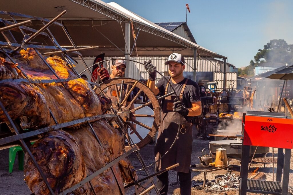 Confraria SG em Gramado terá seis horas de open churras e open bar no dia 16 de novembro 1 confraria sg marco 2023 5 2 - Acontece Gramado