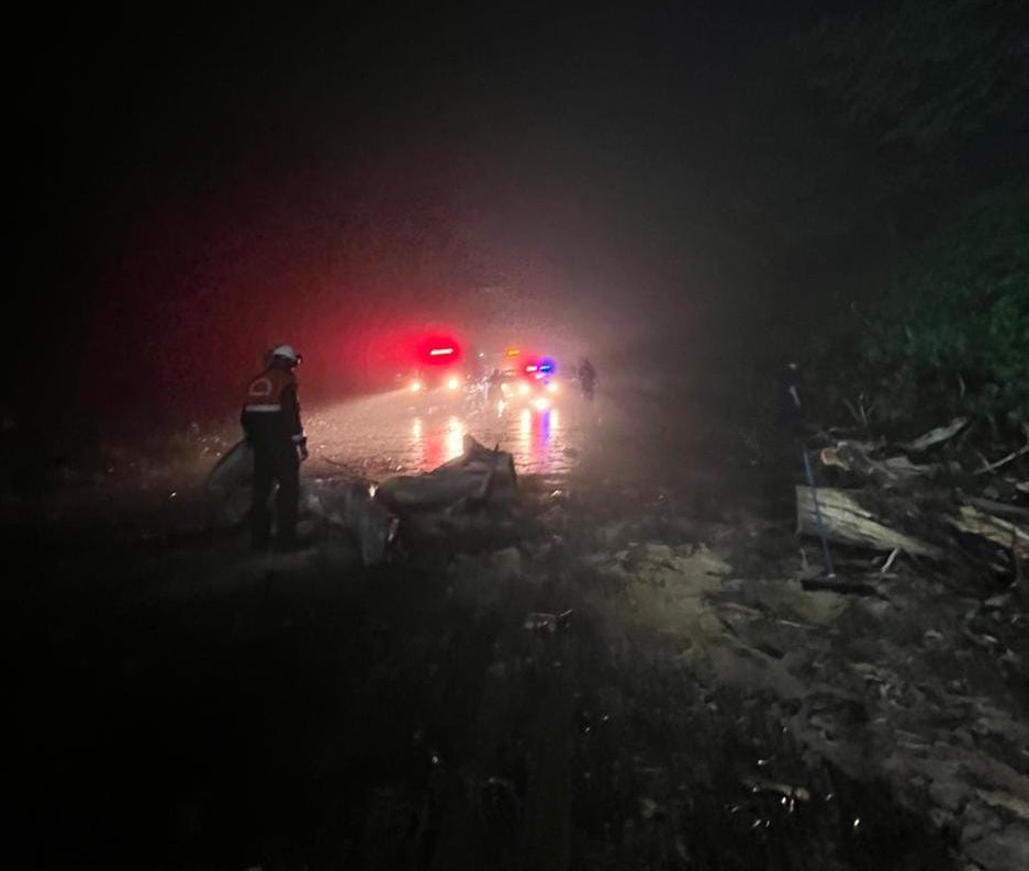 Queda de árvore provoca bloqueio na ERS-115 em Gramado 1 defesa civil 2 - Acontece Gramado