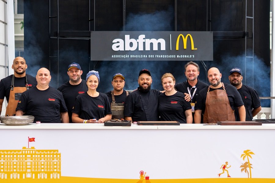 Schima, De Los Galtchos e Capullo assinam convenção McDonald's no Copacabana Palace 1 equipe das marcas gauchas no Copa - Acontece Gramado