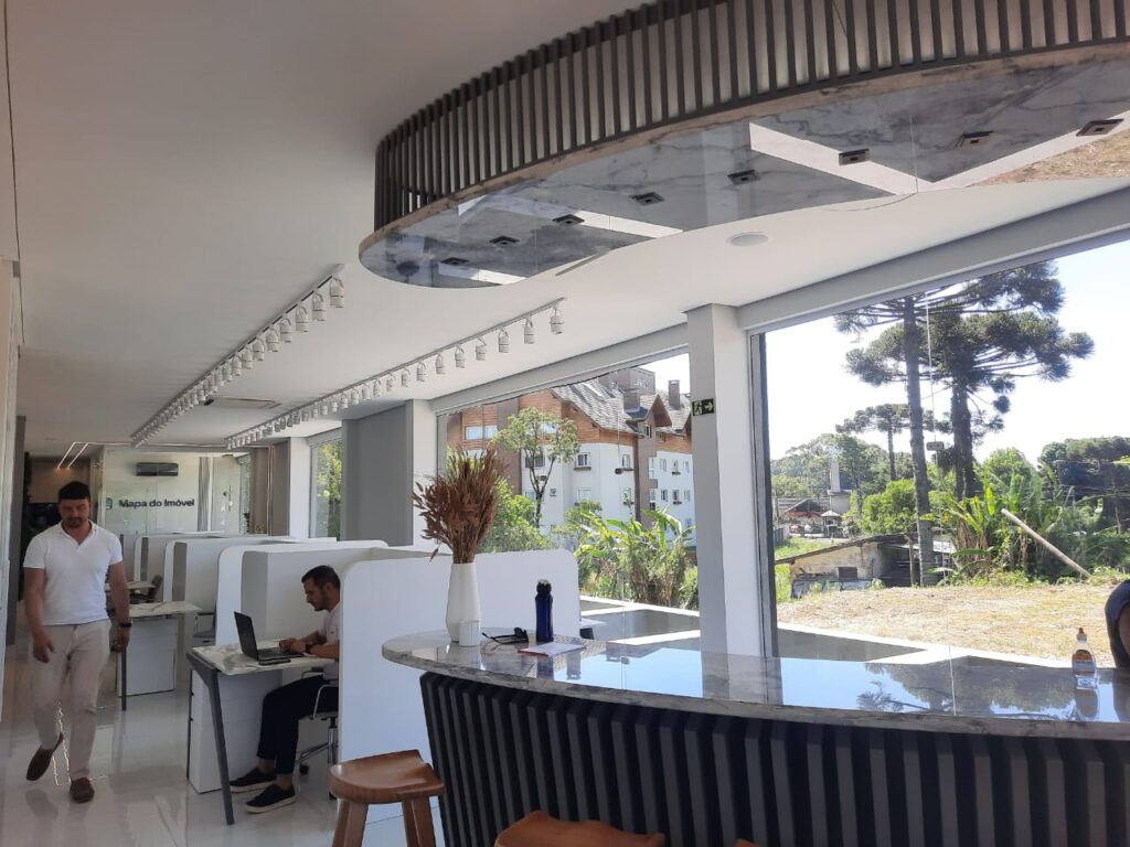 Imobiliária de Gramado inaugura sede inspirada no Google Los Angeles 3 espacos Mapa 3 - Acontece Gramado