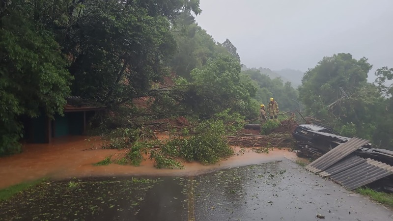 Chega a 15 o número de estradas bloqueadas em Gramado, Canela, Três Coroas e Nova Petrópolis 1 estradas bloqueios - Acontece Gramado