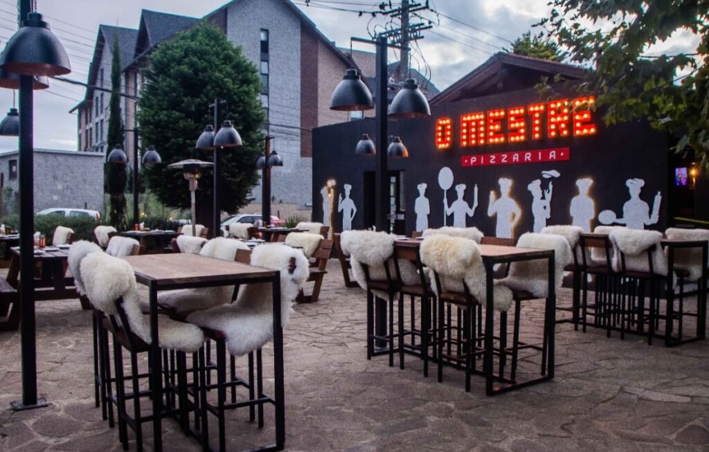 <strong>Pizzaria O Mestre reinaugura em Gramado com nova temática e preços populares</strong> 2 fachada O Mestre 1 1 - Acontece Gramado