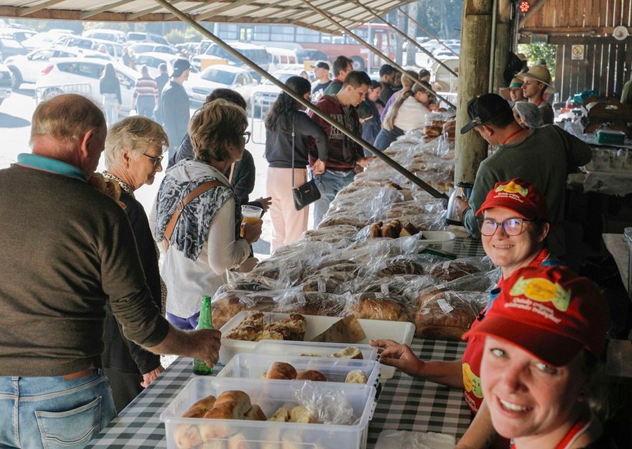 Festa da Colônia vendeu 21 mil bolinhos de batata e 18 mil pãezinhos de linguiça nos primeiros dias 1 festa da colonia 4 - Acontece Gramado