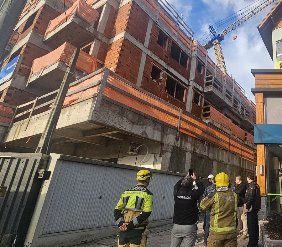 Grua desnivelada no Centro de Canela mobiliza Bombeiros e Defesa Civil 1 grua canela - Acontece Gramado