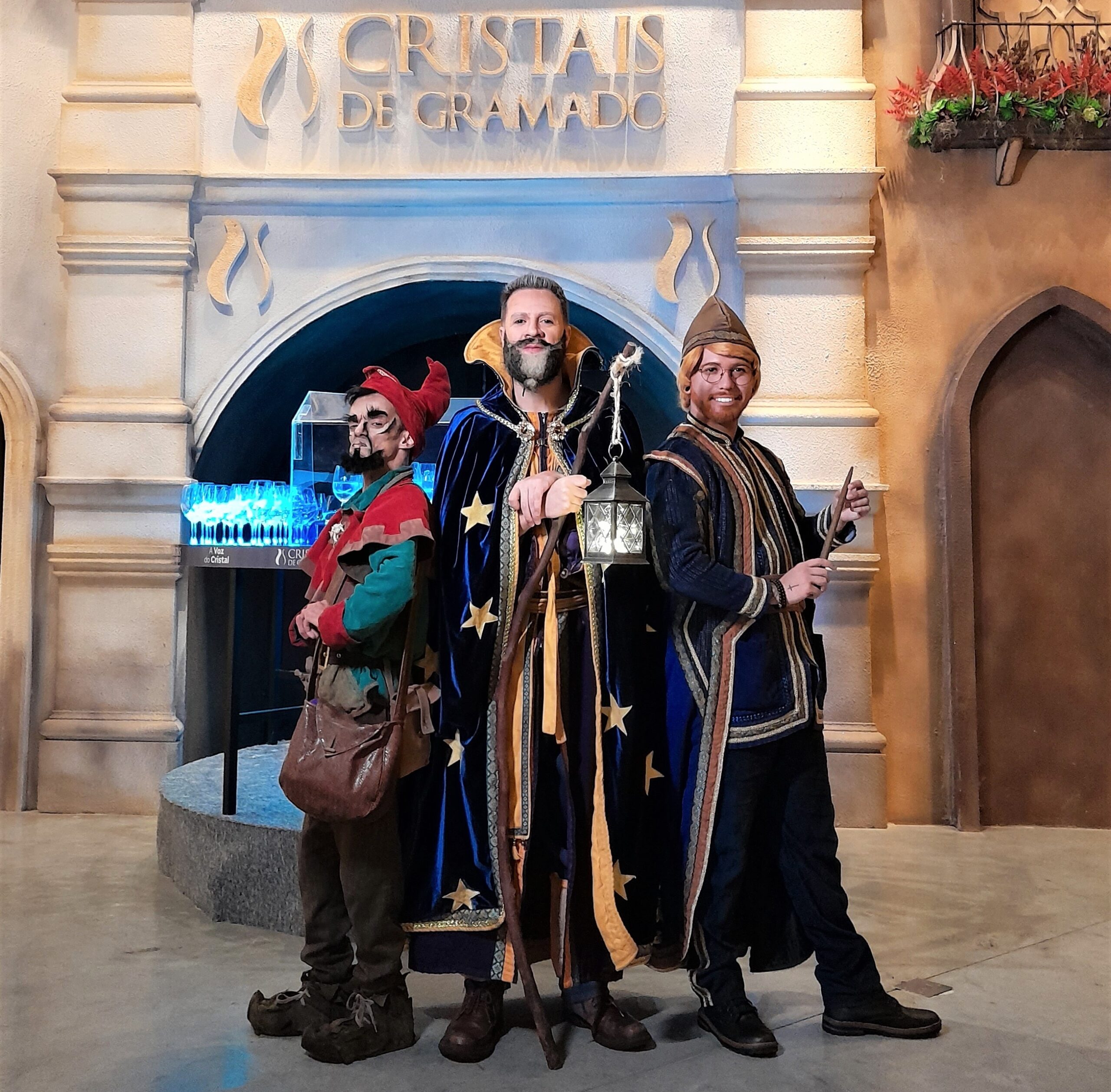 Visitantes do Museu Vivo do Cristal são surpreendidos pela magia da Hector Dragão 1 hector cristais 1 scaled - Acontece Gramado