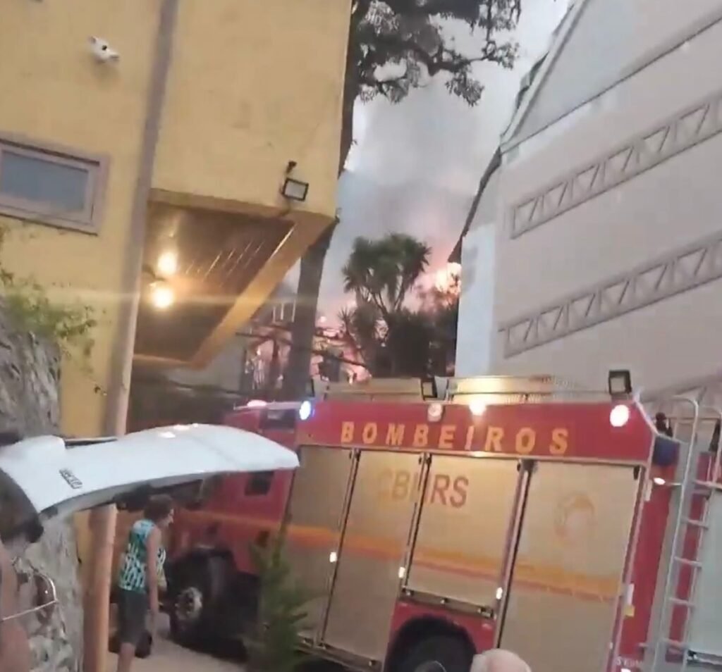 Bombeiros controlam incêndio nos fundos do Chocoland Hotel Gramado 1 incendio chocoland - Acontece Gramado