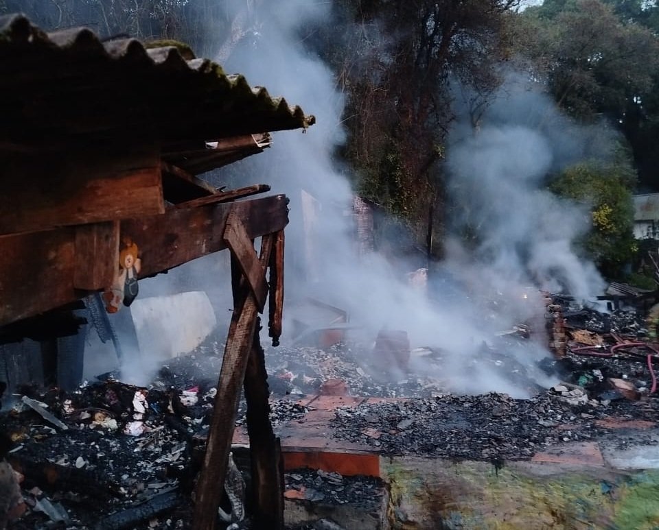 Uma pessoa morre em incêndio que destruiu residência na madrugada em Gramado 1 incendio gramado 1 - Acontece Gramado