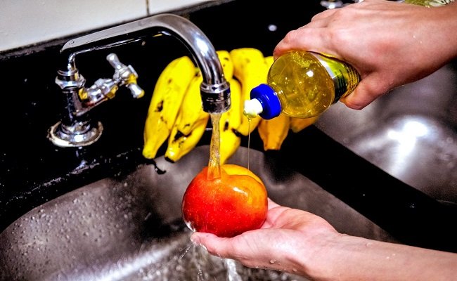 Liliana Reid: Precisamos mesmo desinfetar todas as compras? 3 lavar frutas - Acontece Gramado