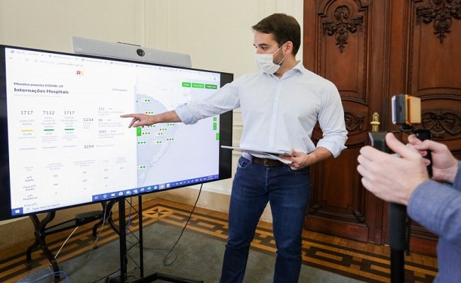 Eduardo Leite aponta Turismo como provável motivo para explosão de novos casos de COVID 1 leite 10 - Acontece Gramado