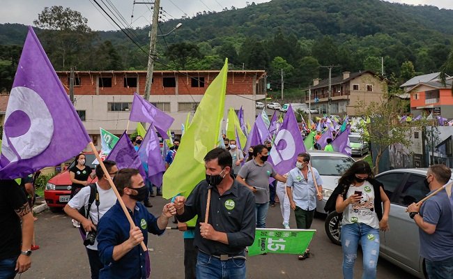 Evandro e Meneguzzo (MDB) realizam caminhada no Mazzurana e carreata 1 mdb 1 - Acontece Gramado