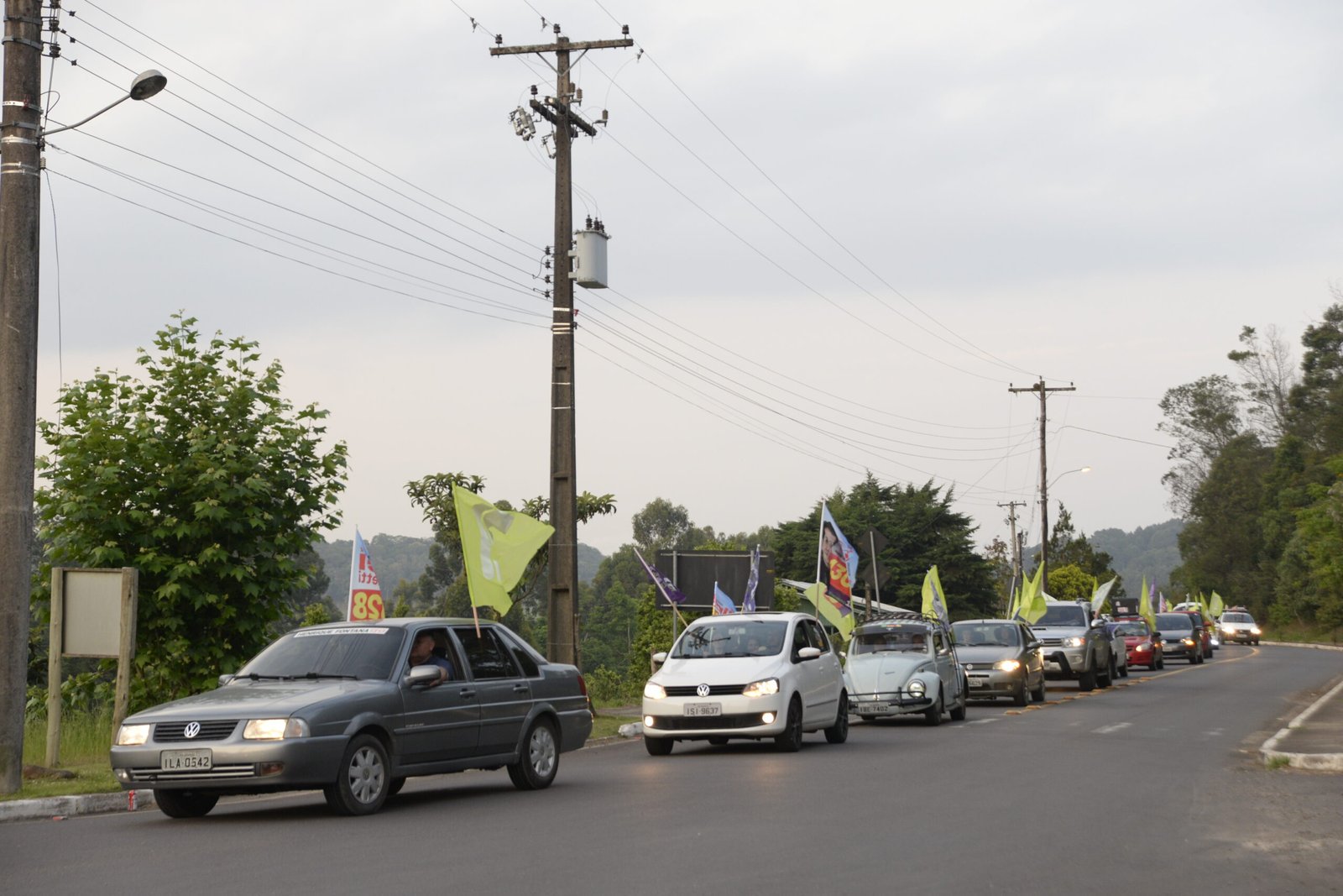 Evandro e Meneguzzo (MDB) realizam caminhada no Mazzurana e carreata 2 mdb scaled - Acontece Gramado