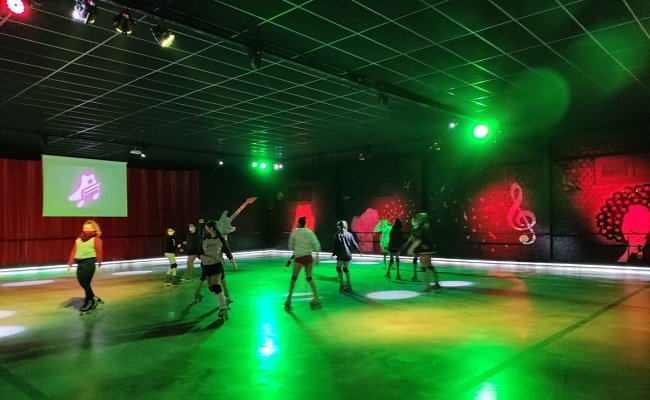 Inaugurada em Gramado a maior pista de patinação do Rio Grande do Sul 1 na pista - Acontece Gramado