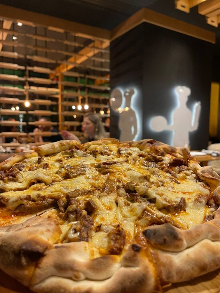 <strong>Pizzaria O Mestre reinaugura em Gramado com nova temática e preços populares</strong> 3 pizza o mestre - Acontece Gramado