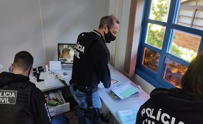 Rachadinha e fraudes em obras da Prefeitura de Canela são os alvos da investigação 1 policia 2 - Acontece Gramado