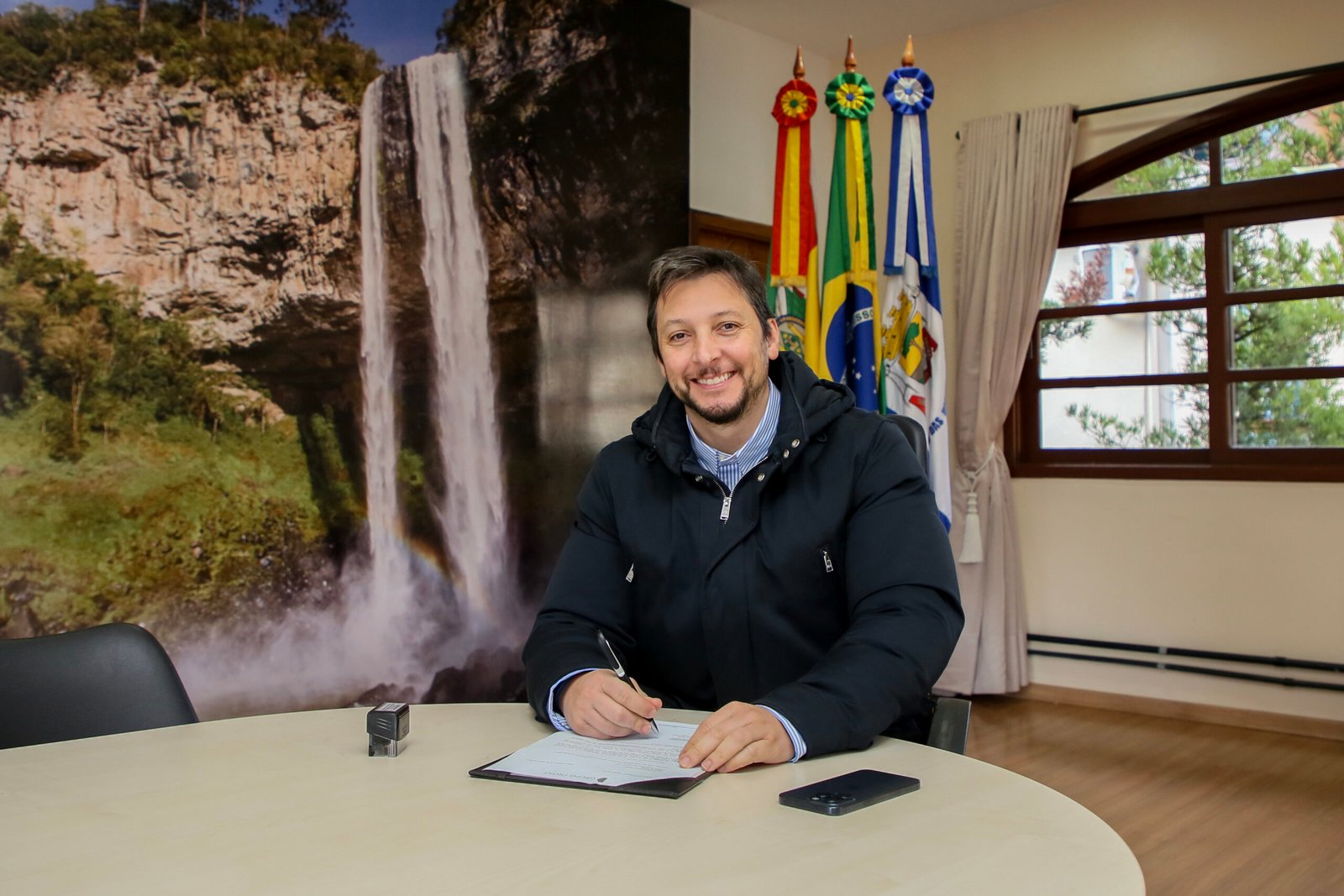 Prefeitura de canela anuncia seleção para 32 monitores e 18 professores de educação infantil 1 prefeito 2 scaled - Acontece Gramado