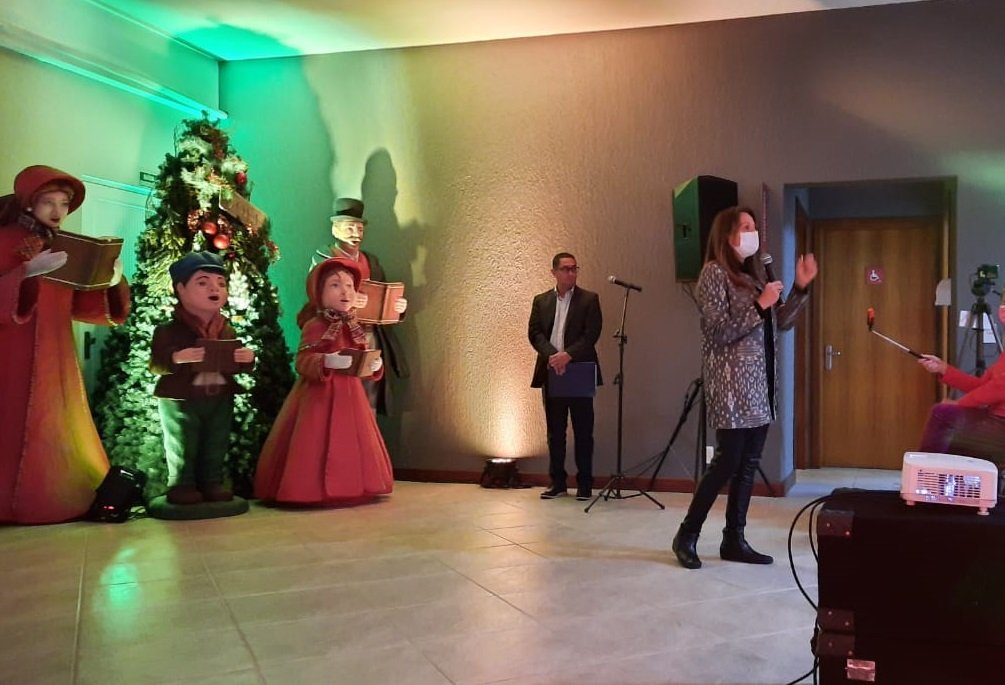 Natal Luz começa a ganhar forma e Gramadotur apresenta detalhes da decoração 1 rosa - Acontece Gramado