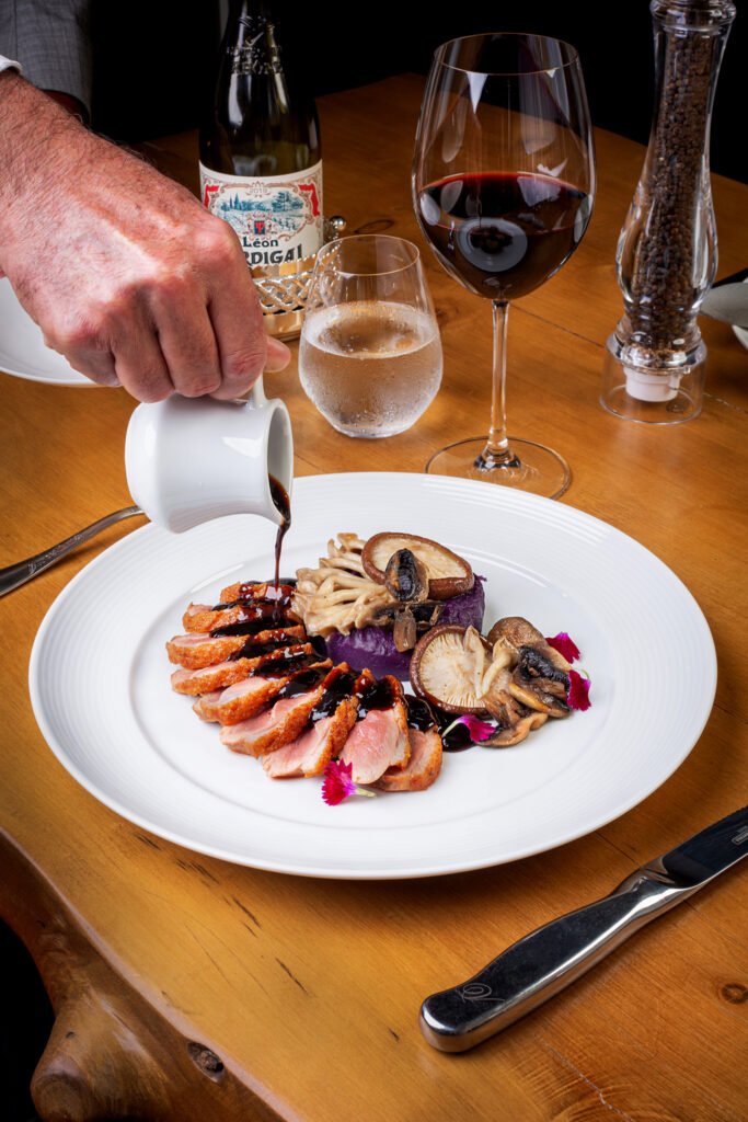 um belo Magret de Canard cozido em sua perfeicao acompanhado de um pure de batata doce roxa cogumelos serranos frescos saute e um delicioso molho agridoce de origem oriental. 1 - Acontece Gramado