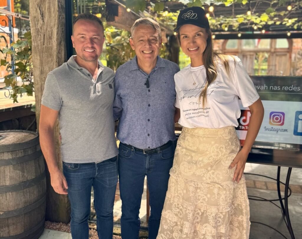 Hotel Valle d’Incanto Gramado retoma atividades com inovação e valorização dos profissionais 1 valle d incanto volta ferias Fabio Berti Eduardo tevah e Cris Endress - Acontece Gramado