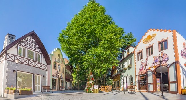 Alpen Park inaugura Vila Alpina inspirada nos alpes suíços e alemães 1 vila capa - Acontece Gramado