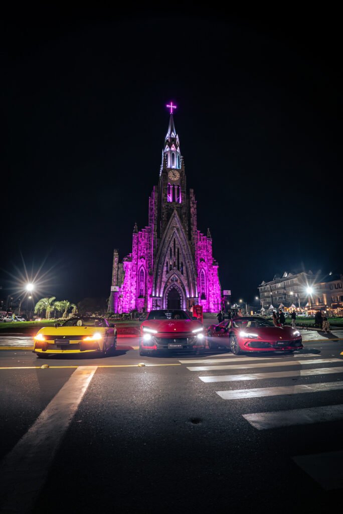 Desfile de Ferraris encanta nas ruas de Gramado e Canela na reta final de evento da marca italiana 2 Ferraris Catedral de Pedra - Acontece Gramado