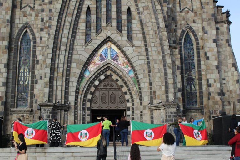 Apaixone se por Canela abraco na Catedral. Creditos Barbara Ludke 1 1 - Acontece Gramado