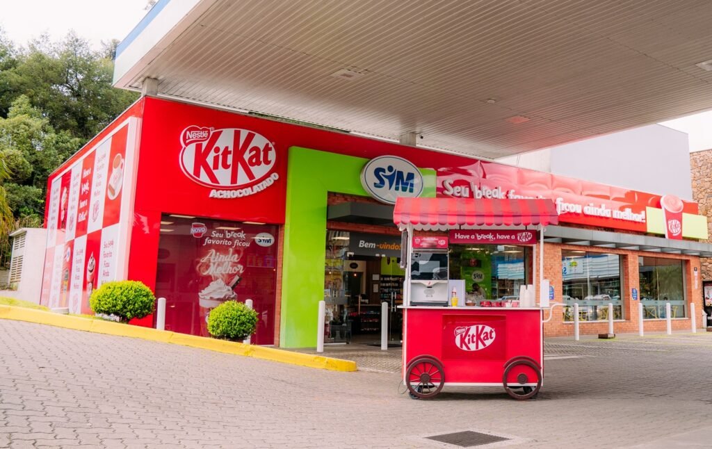 SIM e Nestlé inauguram primeira fachada temática KitKat em Gramado 1 Carrinho de degustacao levara o KitKat® Achocolatado para postos da SIM Rede em 6 municipios do RS Credito Diogo Mendonca dos Santos - Acontece Gramado