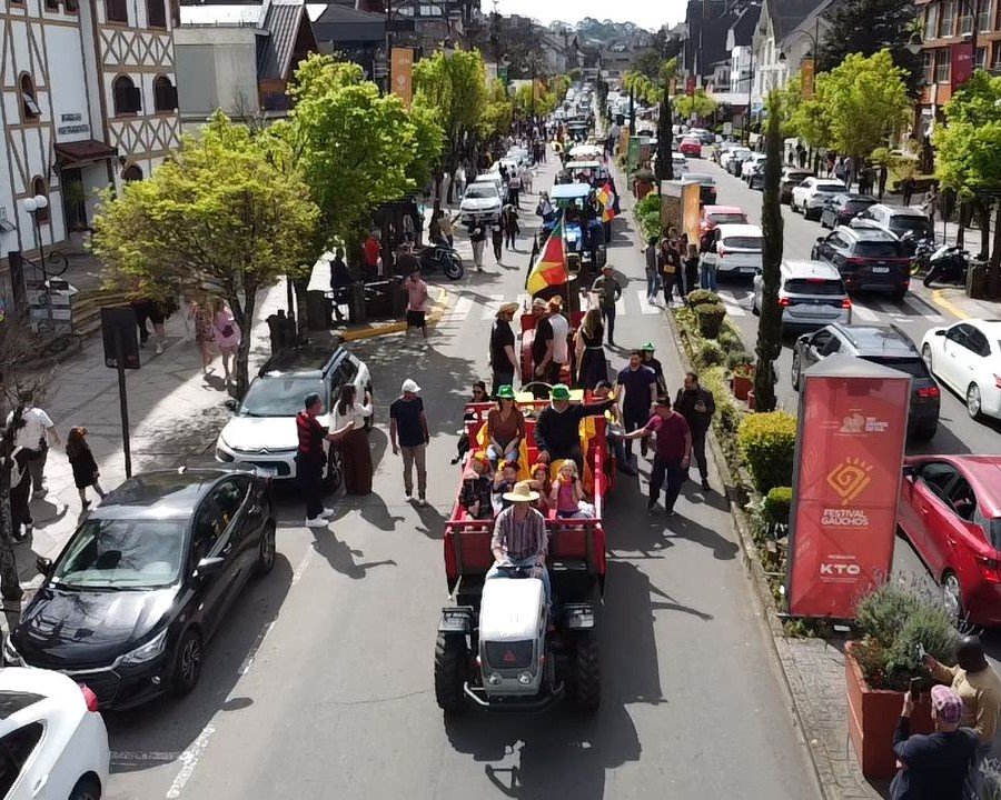 Gramado celebra a força do interior com Desfile de Tratores na 1ª Oktoberfest 1 Desfile de tratores 4 - Acontece Gramado