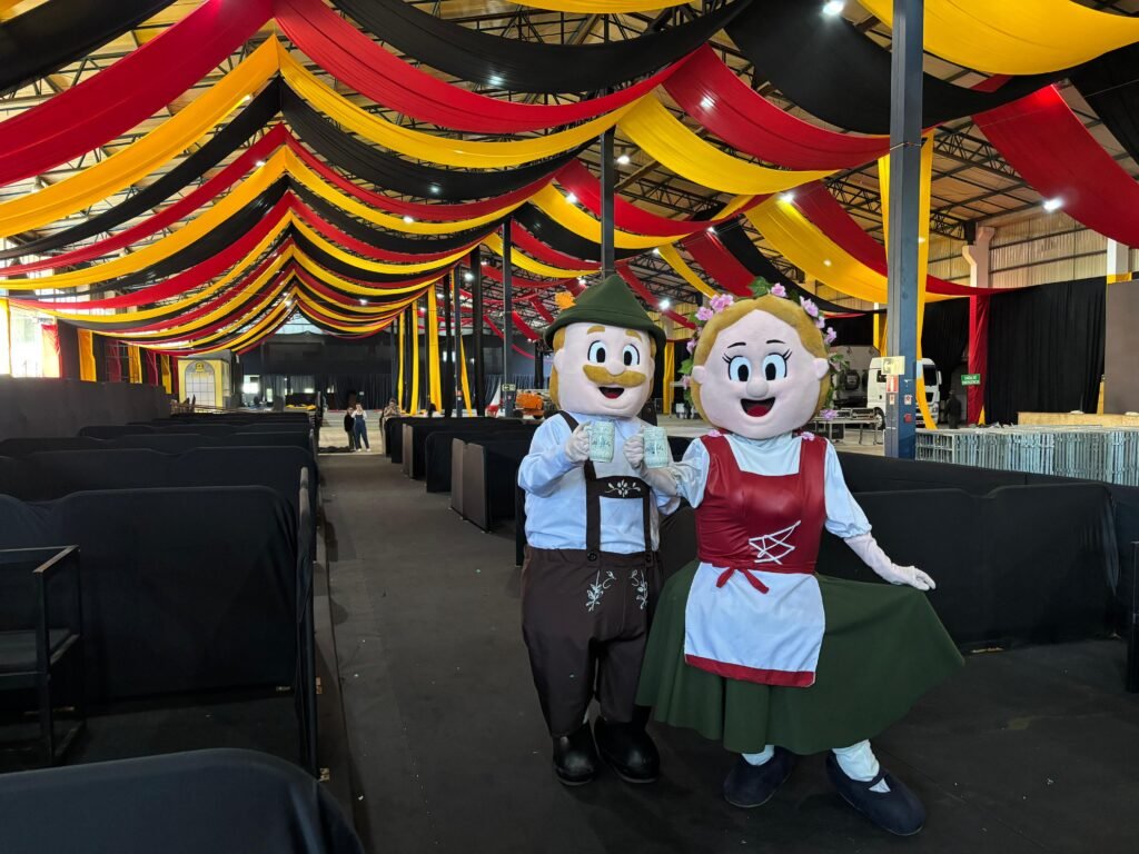 Fritz e Frida nos pavilhoes da Oktoberfest de Gramado 1 - Acontece Gramado