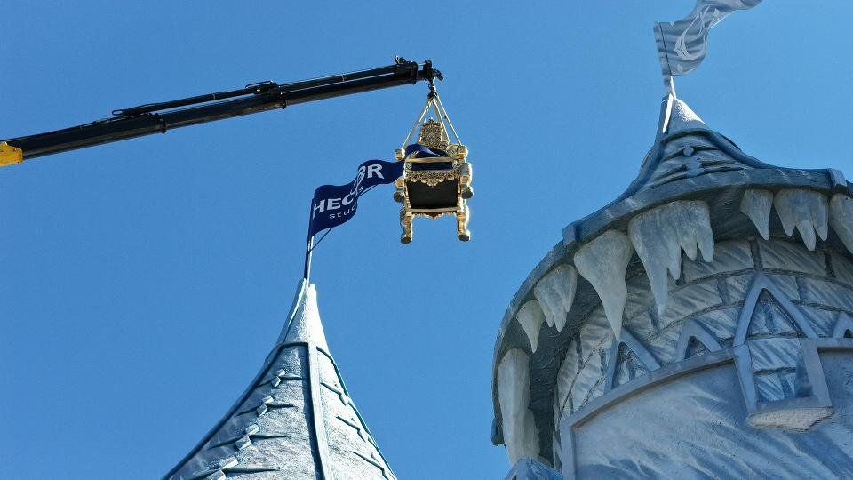 Tronos folheados a ouro 24k chegam a Gramado para o novo Castelo de Gelo 1 Os tronos de ouro do Castelo de Gelo chegam a Gramado - Acontece Gramado