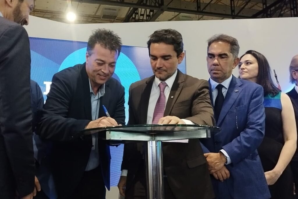 Ministro do Turismo assina portaria que garante autonomia hoteleira sobre horários de check-in e check-out 1 assinatura - Acontece Gramado