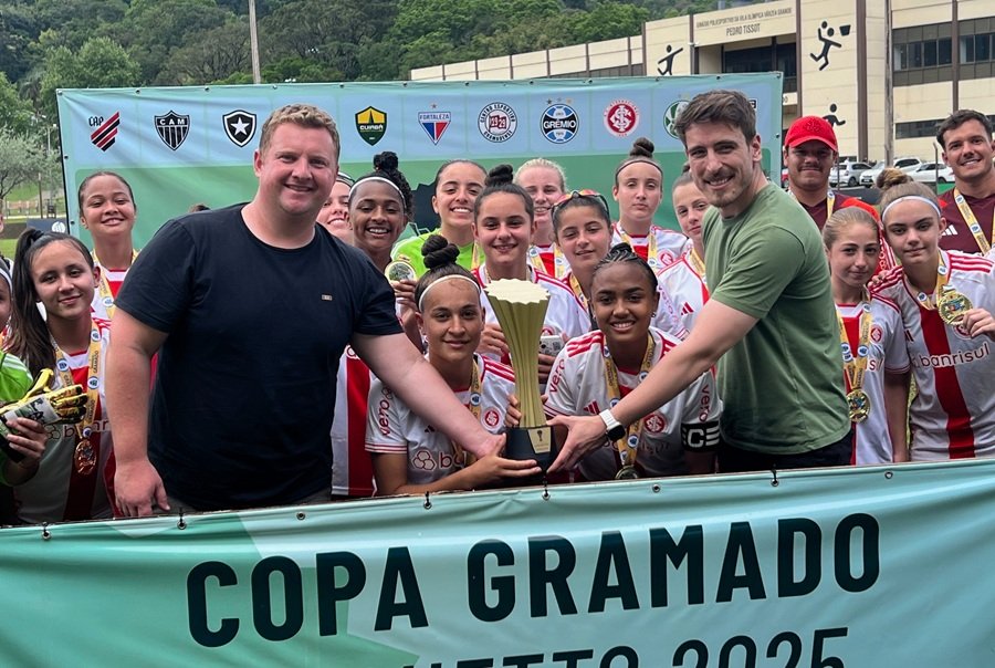 Foto Internacional feminino recebendo o trofeu de campeao - Acontece Gramado