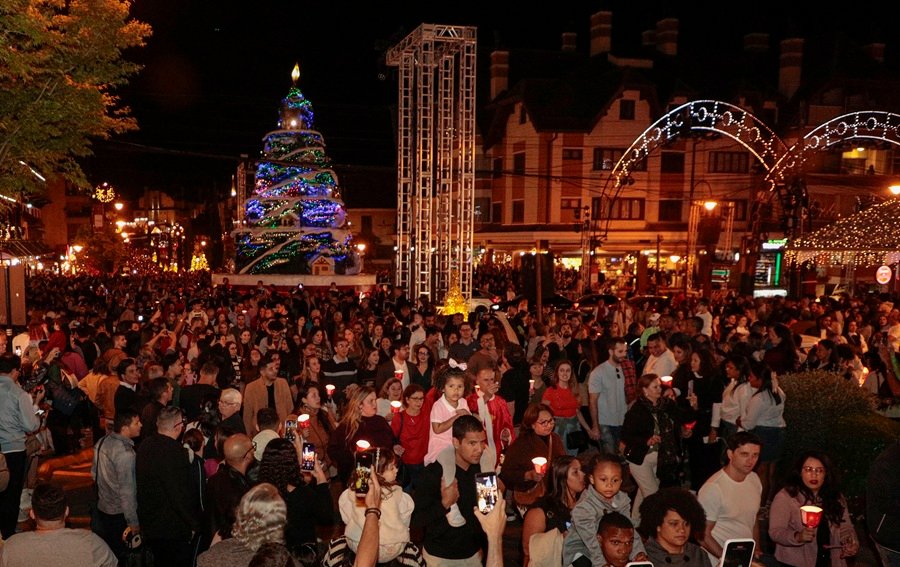 Hotelaria da Região das Hortênsias atinge 85,7% de ocupação na abertura do Natal Luz, aponta Flutua 1 Foto Natal Luz caminhada das luzes.centro.Foto Cleiton Thiele - Acontece Gramado