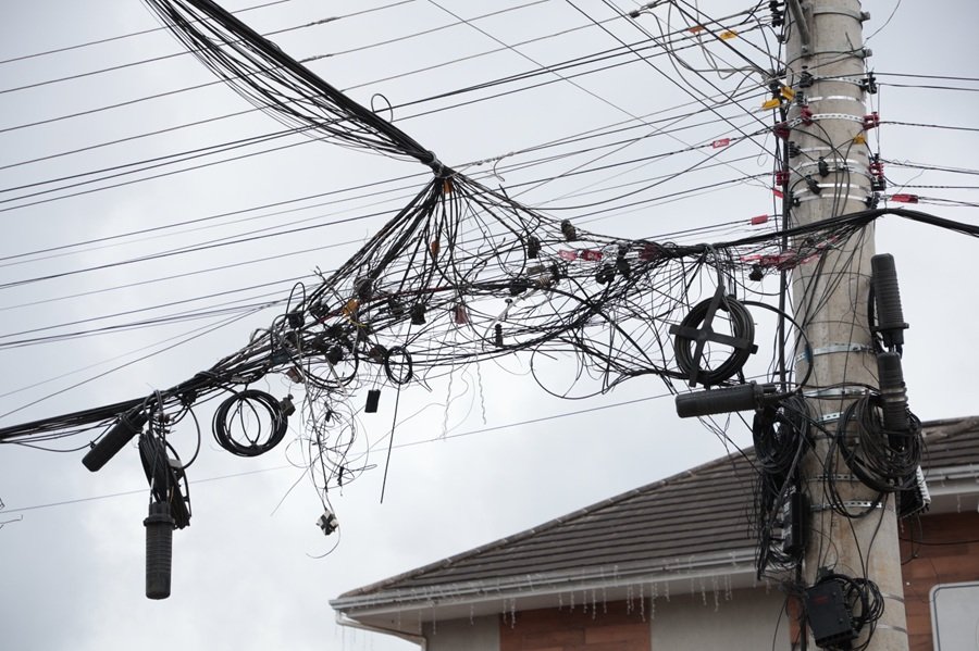 Prefeitura de Canela suspende obras de empresas de energia e telefonia por fiação irregular 1 Manutencao das vias publicas - Acontece Gramado