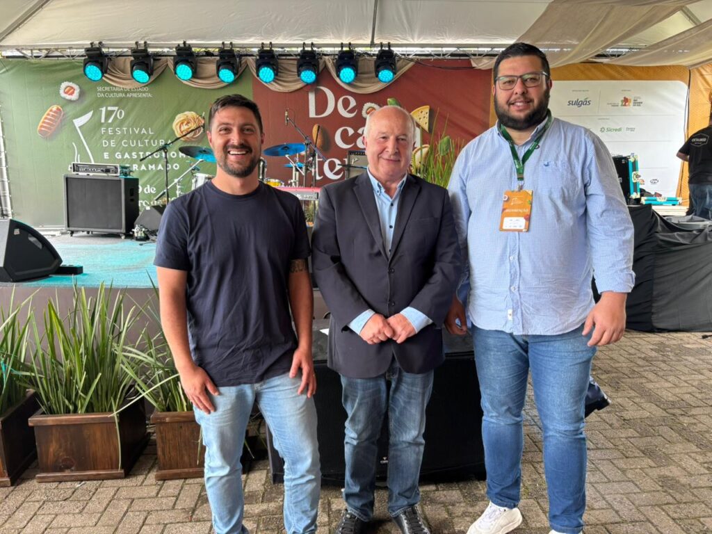 Começa a 17ª edição do Festival de Cultura e Gastronomia de Gramado 1 Presidente da Camara Ike Koetz vice prefeito Luia Barbacovi e presidente da Abrasel Marcelo Wazlawick - Acontece Gramado