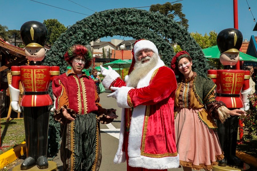 Sonho de Natal de Canela estreia desfile e intensifica a programação a partir desta sexta 1 Papai Noel e Mensageiros do Sonho - Acontece Gramado
