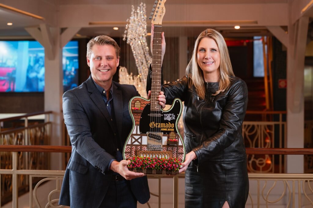 Hard Rock Cafe Gramado é eleito a melhor unidade da rede no mundo 1 Socios franqueados Gabriela e Guilherme Michaelsen com a guitarra personalizada da premiacao. Creditos Gutsavo Merolli - Acontece Gramado