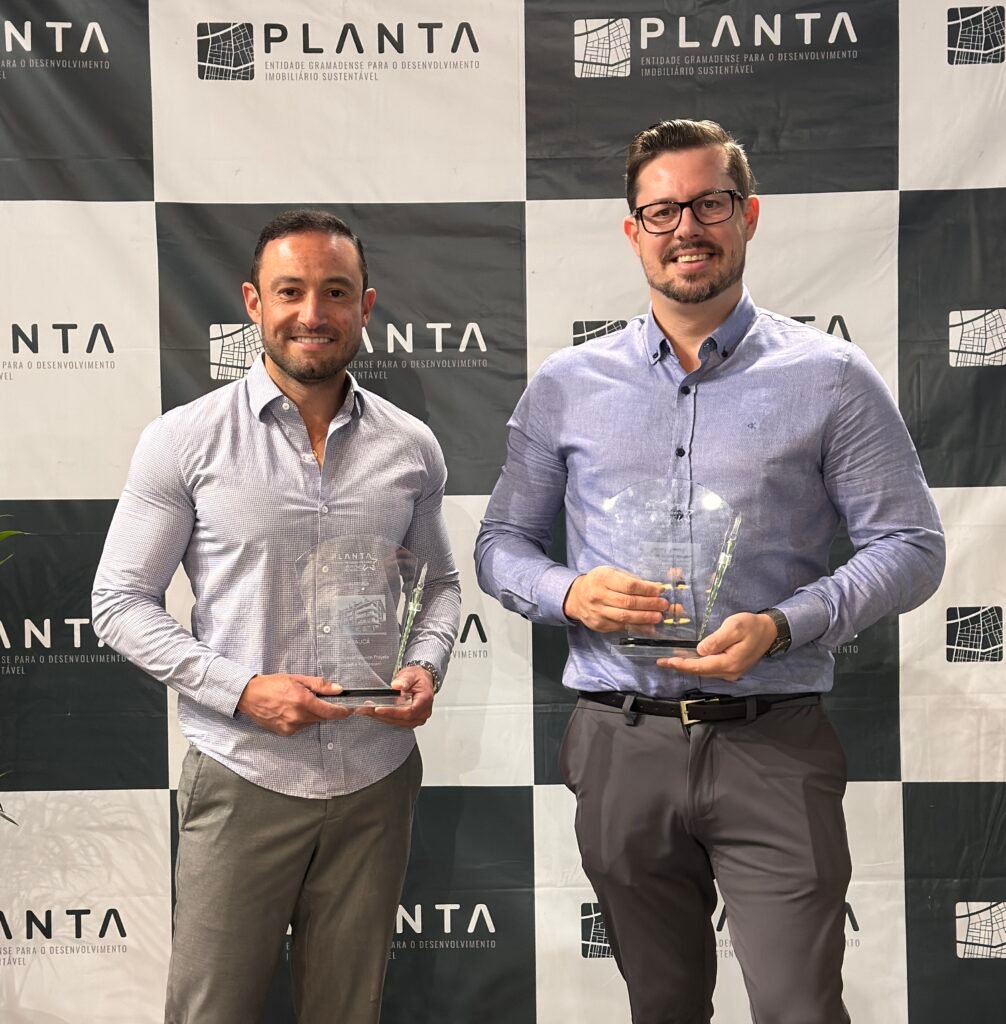 Empresarios Edenaur Goularte e Diogo Pedrassani recebem os premios - Acontece Gramado