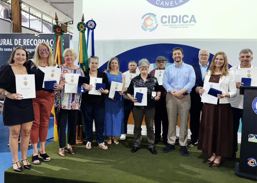 Servidores com 30 anos de servico publico que receberam medalhas de ouro - Acontece Gramado
