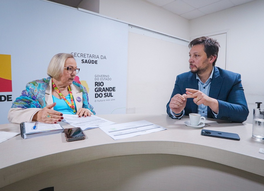 Canela recebe R$ 1,9 milhão do Estado para finalizar Centro de Parto Normal e planeja ala de saúde mental 1 A secretaria estadual da Saude Arita Bergmann e o prefeito Gilberto Cezar durante reuniao - Acontece Gramado