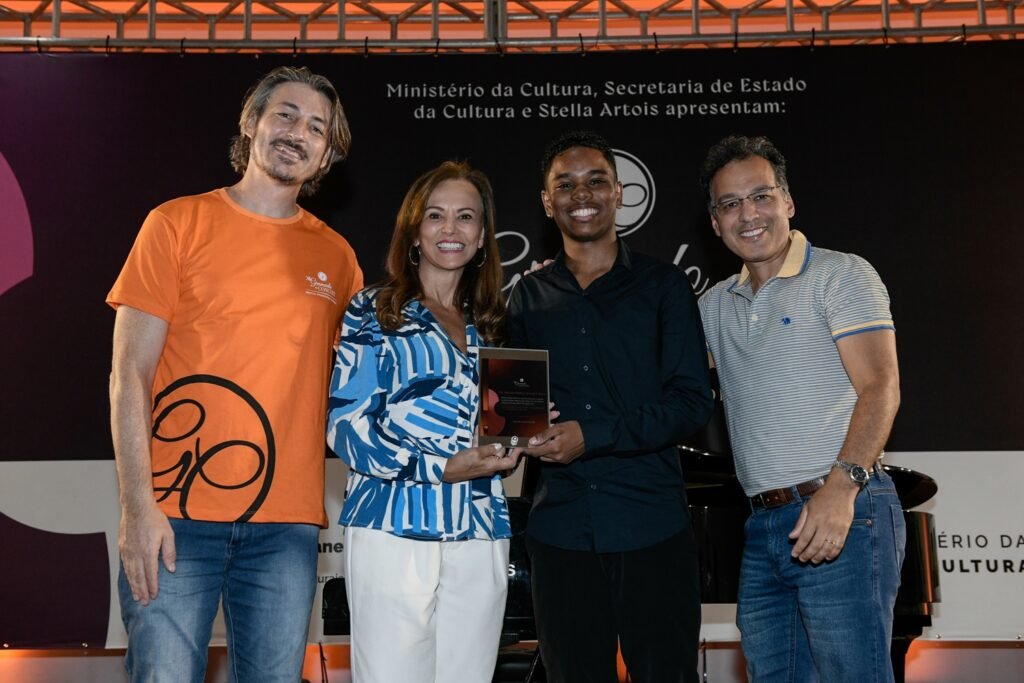 Flautista do RJ vence o concurso Jovens Solistas no Gramado in Concert 2026 1 Diretor artitico Leandro Serafim presidente da Gramadotur Rosa Helena Volk Jean Gabriel Benicio Silva e Allan Lino diretor artistico do In Concert creditos Rafael Cavalli - Acontece Gramado