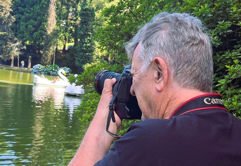Quarta edição do Livro Gramado, de Leonid Streliaev, celebra a essência e o empreendedorismo da cidade 1 Leonid Streliaev fotografando Gramado foto de Rita Leidens - Acontece Gramado
