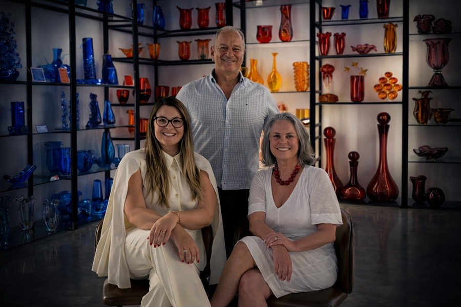 Cristais de Gramado anuncia Lísia Diehl como CEO e inicia fase de expansão no entretenimento de luxo 1 Lisia Diehl Telmo de Freitas Gomes Irane Land CRISTAIS DE GRAMADO foto de Maria Eduarda Domingues - Acontece Gramado